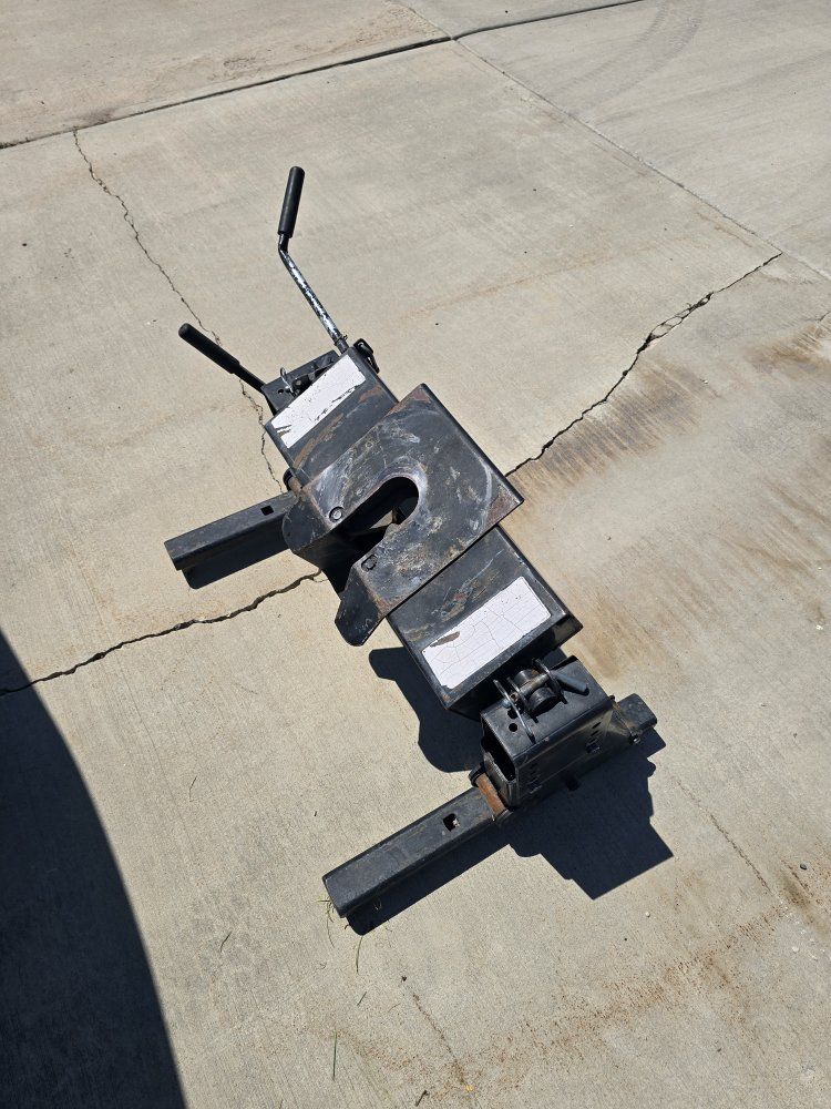 Reese 15,000 lbs Capacity 5th Wheel Trailer Hitch with Slider Base