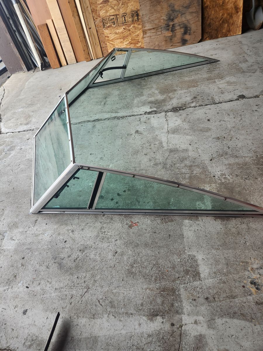 Windshield for boats