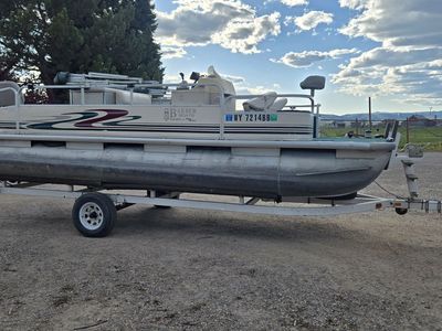 2000 Misty Harbor 20ft pontoon boat