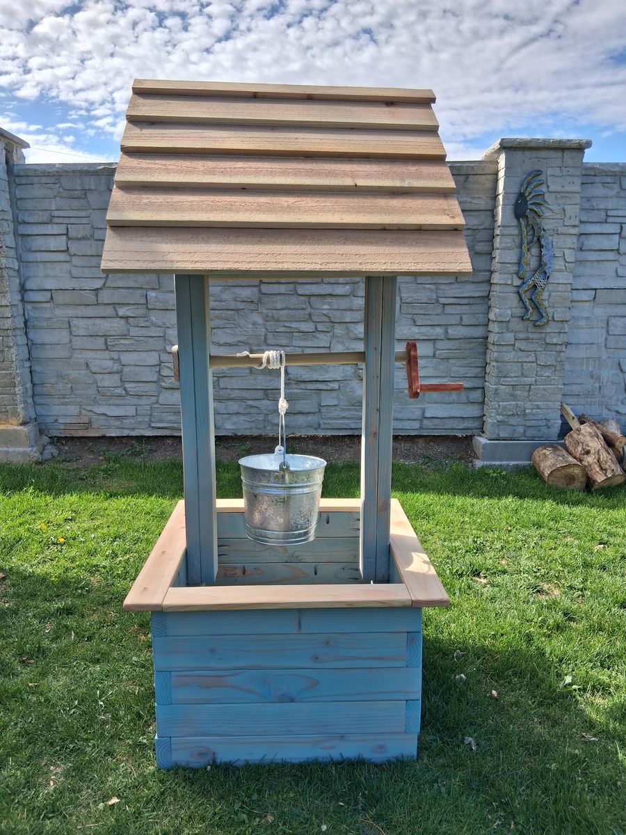 Wishing well planter