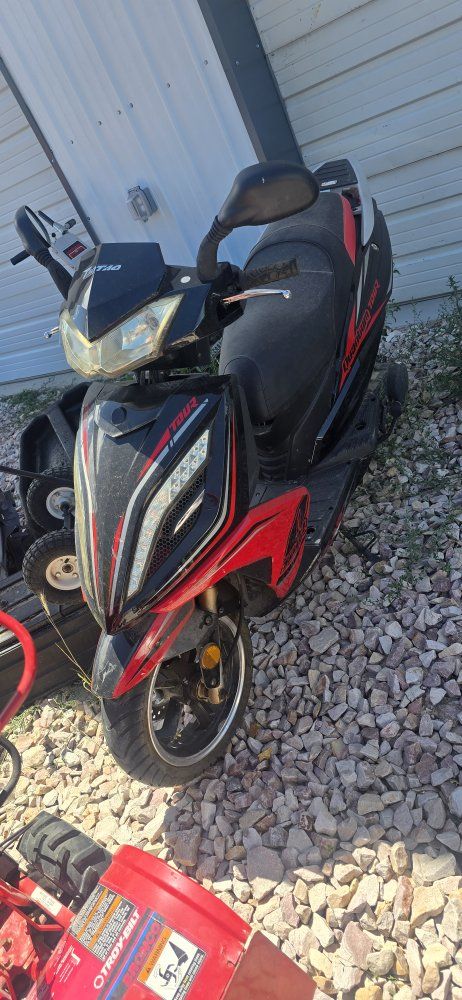 Tao Tao ATM-50A1 50cc Gas Powered Scooter - Red & Black