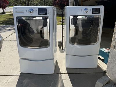 Well used Maytag washer and dryer set.