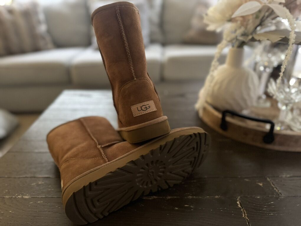 UGG CLASSIC SHORT II Size 9