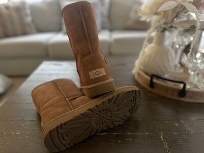 UGG CLASSIC SHORT II Size 9