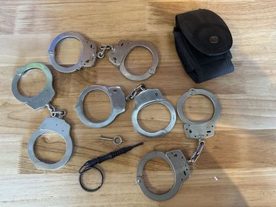 4 Pairs Handcuffs 2 Keys