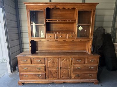 Set of vintage Early American Colonial-style buffet and china hutch. It is a two-piece dining room display and storage unit and