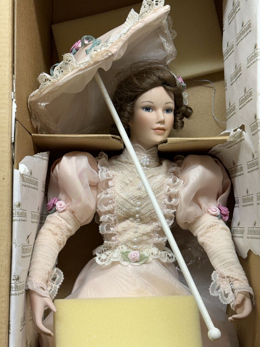 Excellent/NM Franklin Heirloom Dolls Porcelain Doll with Parasol - Victorian Style Collectible, Excellent/NM Condition.