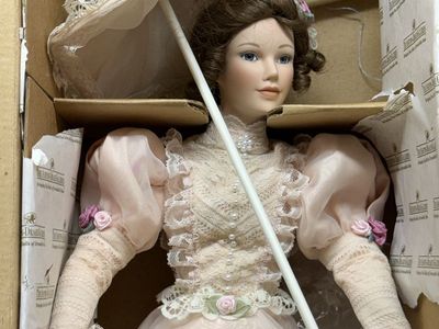 Excellent/NM Franklin Heirloom Dolls Porcelain Doll with Parasol - Victorian Style Collectible, Excellent/NM Condition.