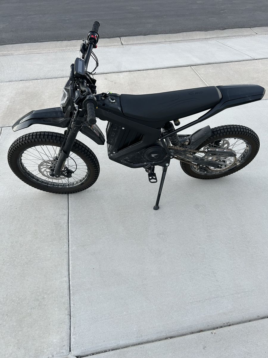 2024 Rawr Mantis X Electric Dirt Bike – 157 Miles – Extras Included