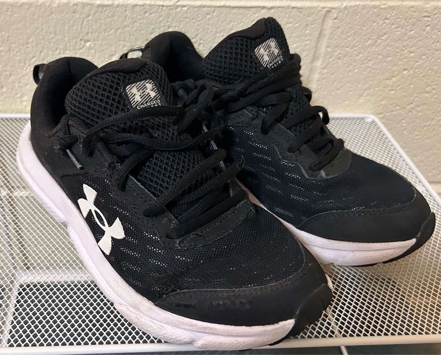Under Armour Women’s Black/White Size 7 Cash Only Please