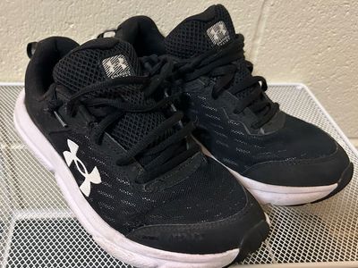 Under Armour Women’s Black/White Size 7 Cash Only Please