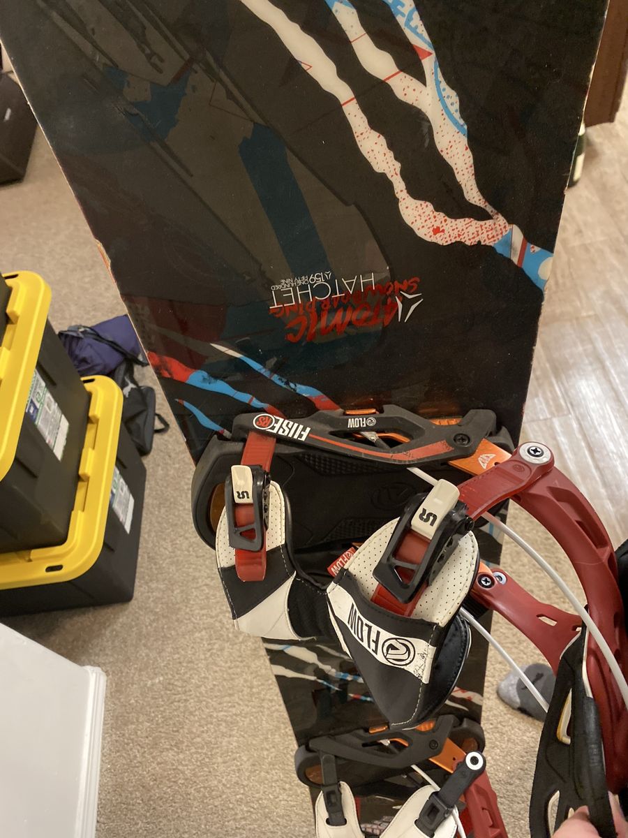Atomic snowboard and flow bindings
