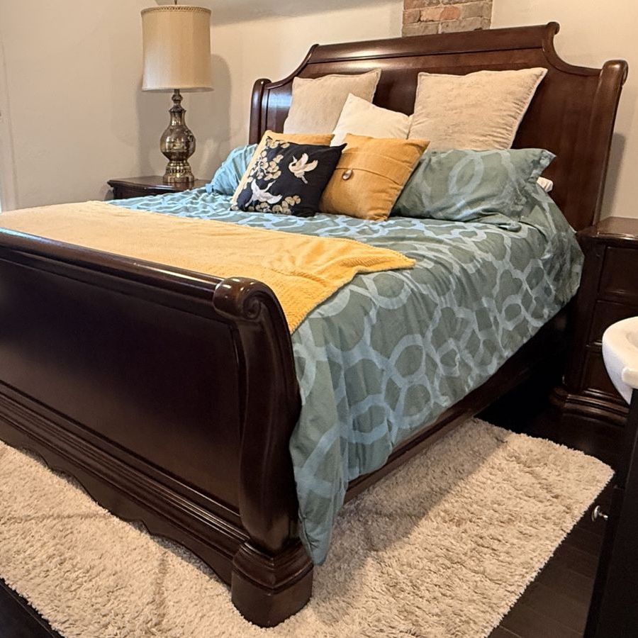 Sleigh King Bed, 2 Nightstands & Dresser - Dark Wood Bedroom Set