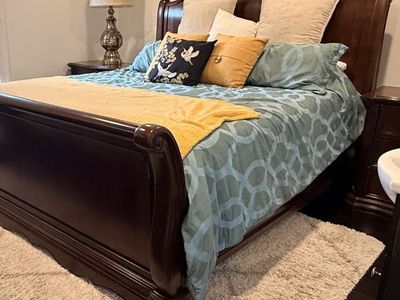 Sleigh King Bed, 2 Nightstands & Dresser - Dark Wood Bedroom Set