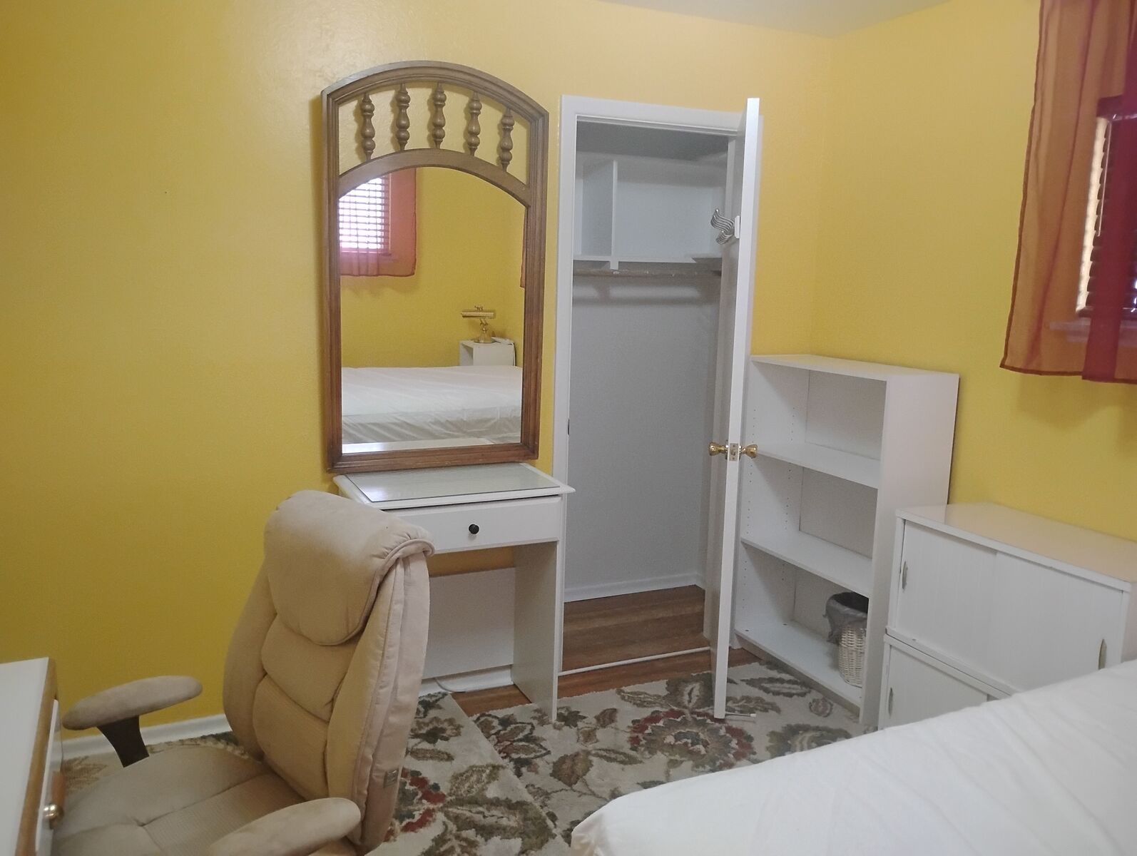 2 rooms for rent in 4 person house share