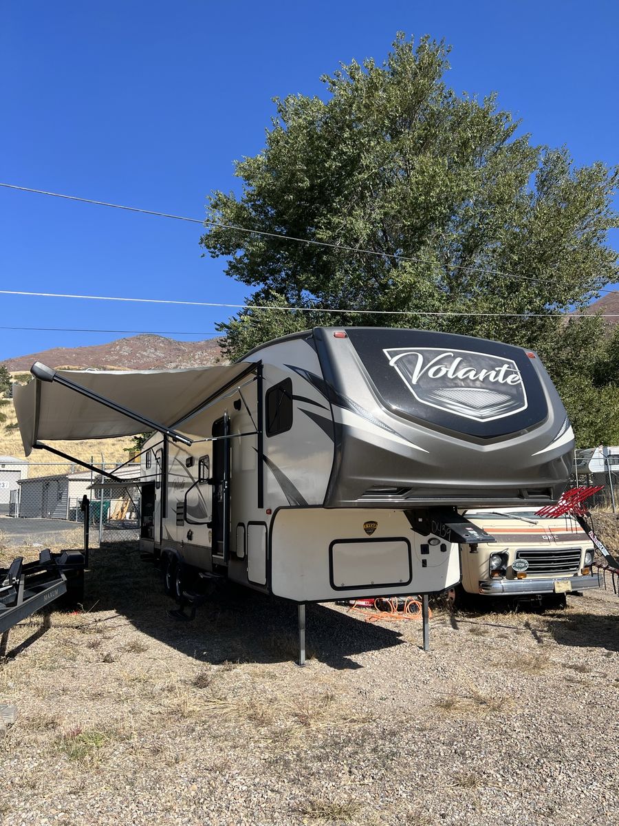 2019 Crossroads 310BH, bunkhouse fifth wheel