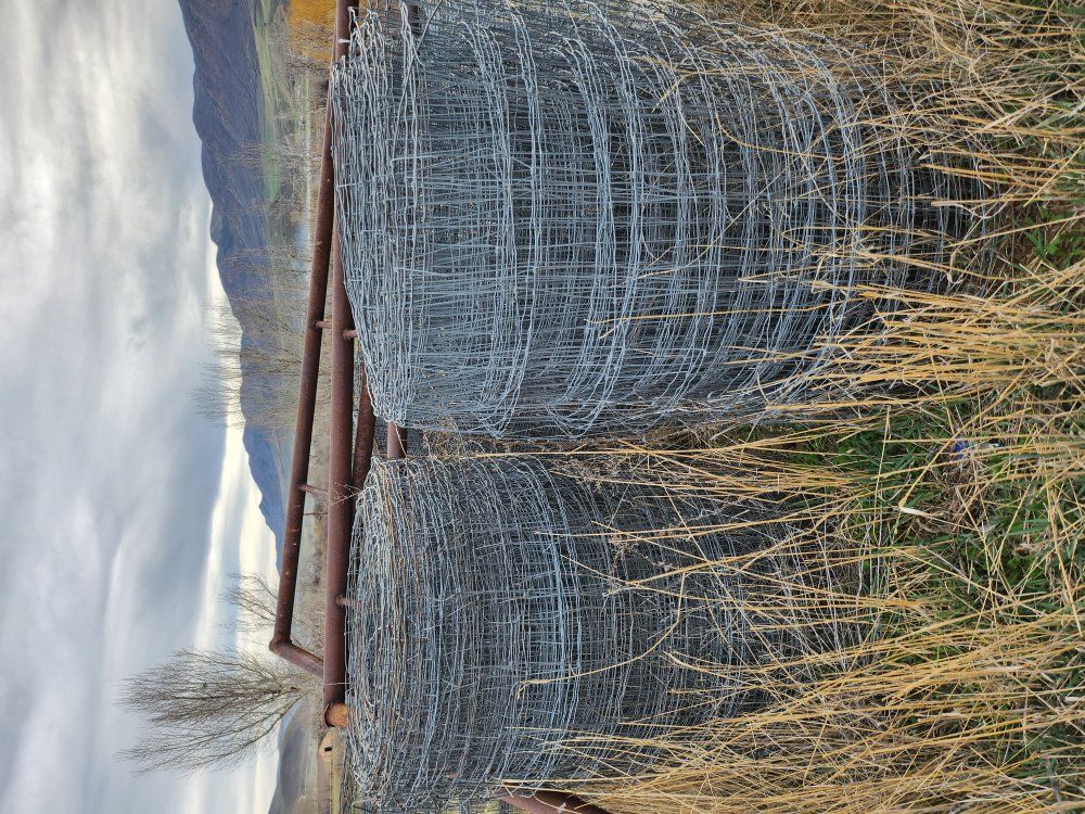 Several rolls used bet fence