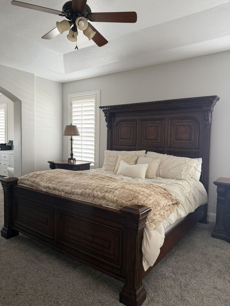 Solid Wood Traditional King Bedroom Furniture Set