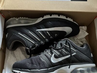 Black Nike Air Max's