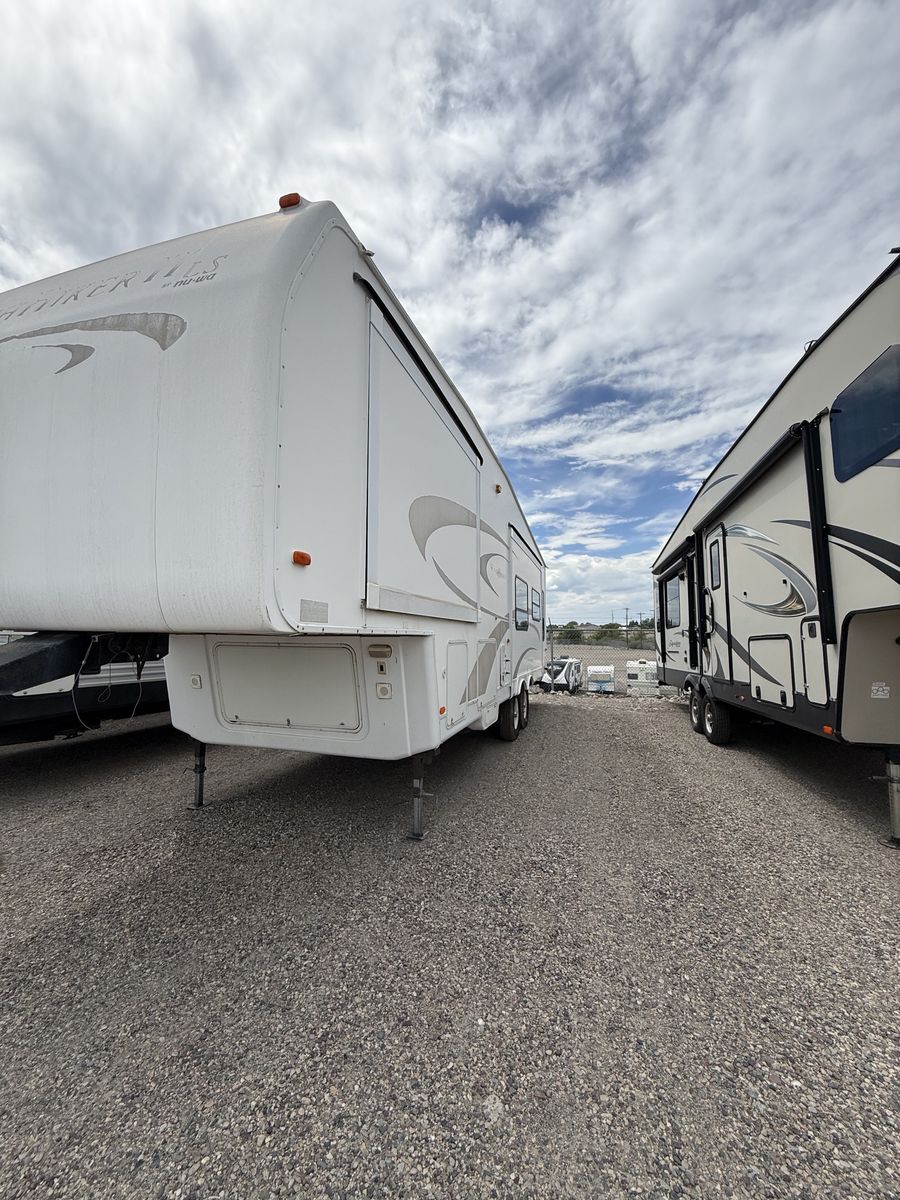 2007 Nuwa Hitchhiker 5th Wheel Travel Trailer - Sleeps 6, AC, Awnings, 2 Slide Outs