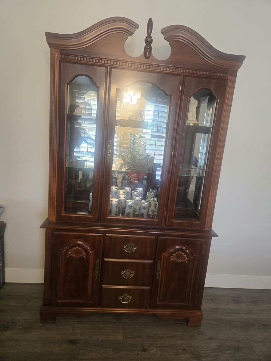 Beautiful Thomasville Cherrywood Hutch