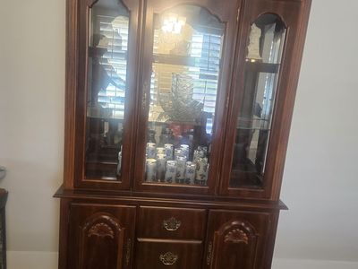 Beautiful Thomasville Cherrywood Hutch