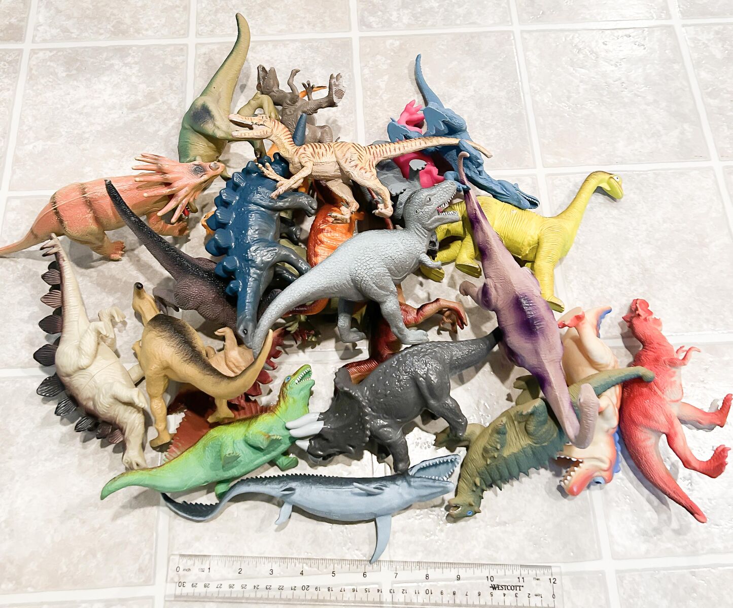 Large dinosaur toy lot of 25 figures