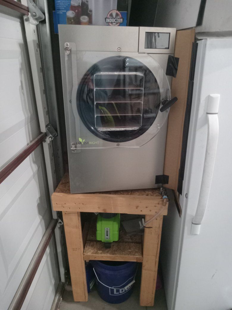 medium harvest right freeze drier, barely used. works great