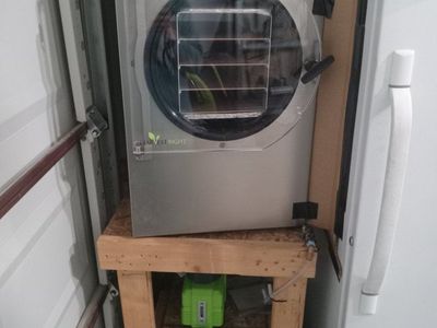 medium harvest right freeze drier, barely used. works great