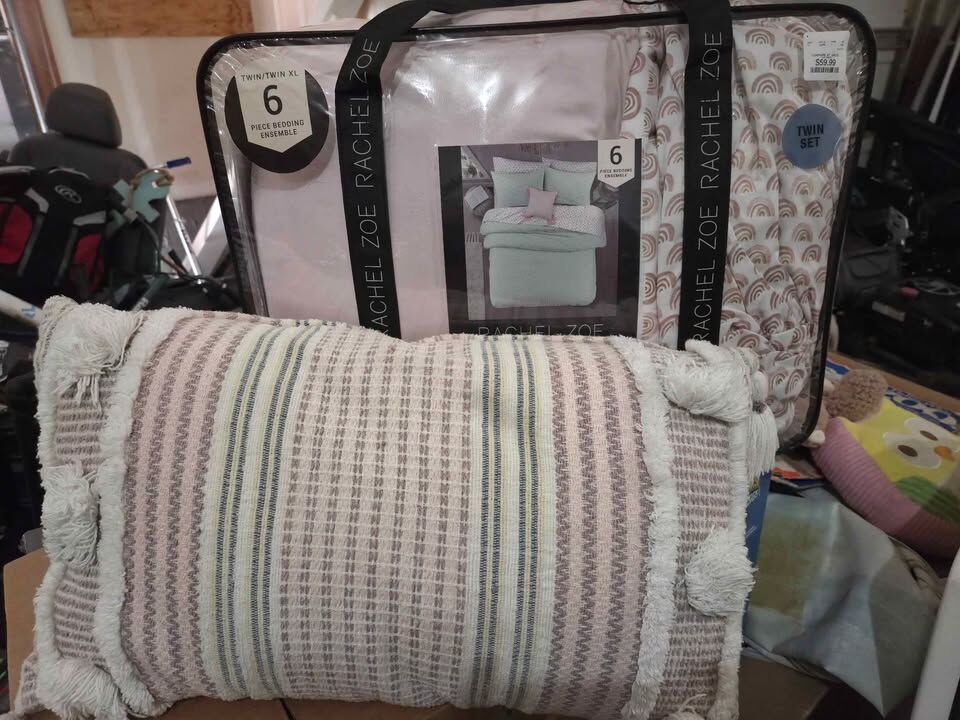 6 piece twin bedding set and extra pillow