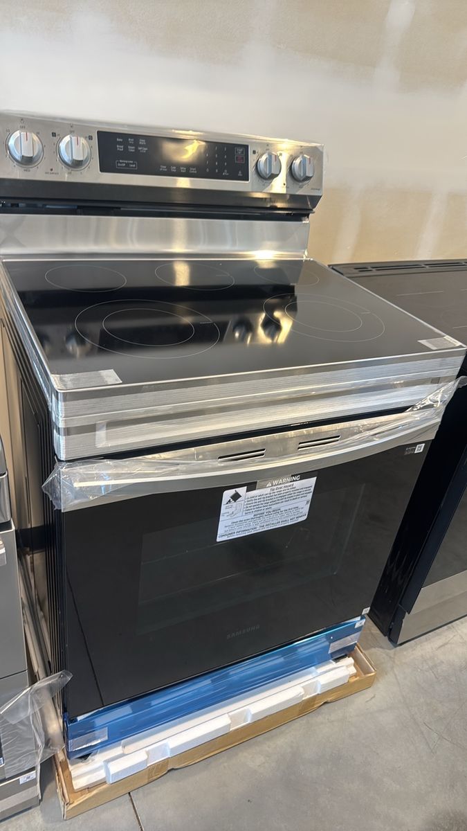 Open box Samsung 30-in Glass Top 5 burners 6.3-cu ft Freestanding Electric Range