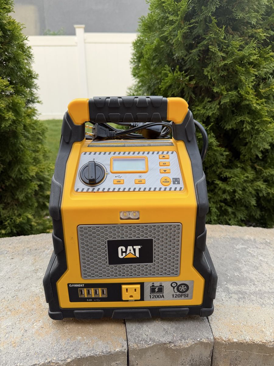 CAT CJ1000DXT 1200 Peak Amp Jump Starter with 120 PSI Air Compressor and Power Station