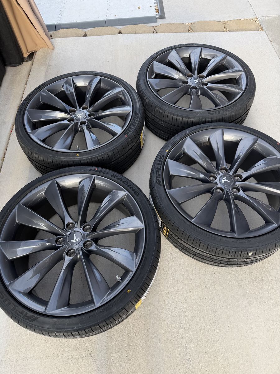 Tesla Model S 21" Wheels & Tires 245/35r21