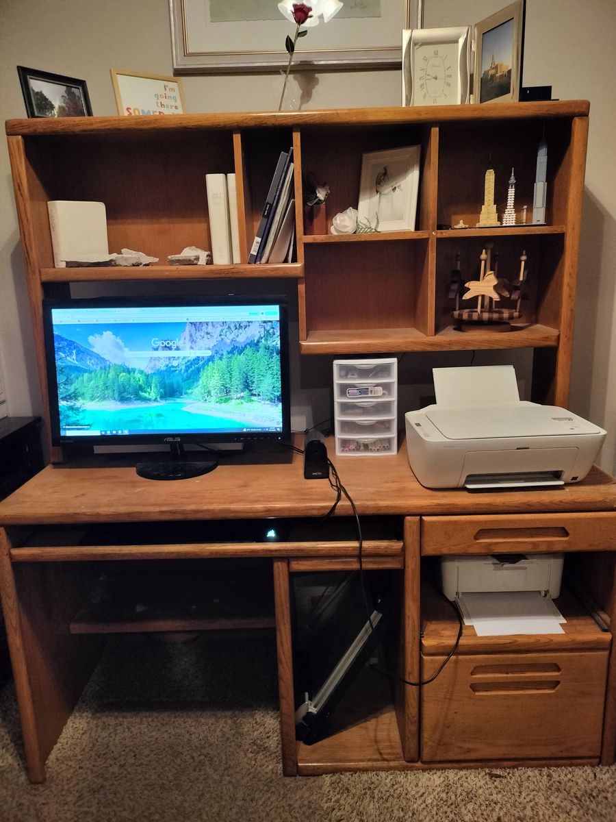 Desk w/ hutch (pick up or local delivery)