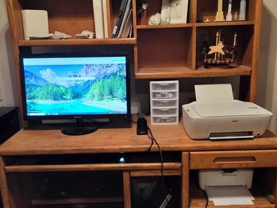 Desk w/ hutch (pick up or local delivery)