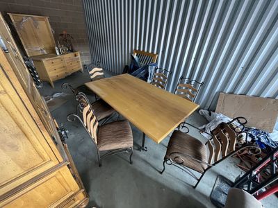 Dining room table & 6 Chairs