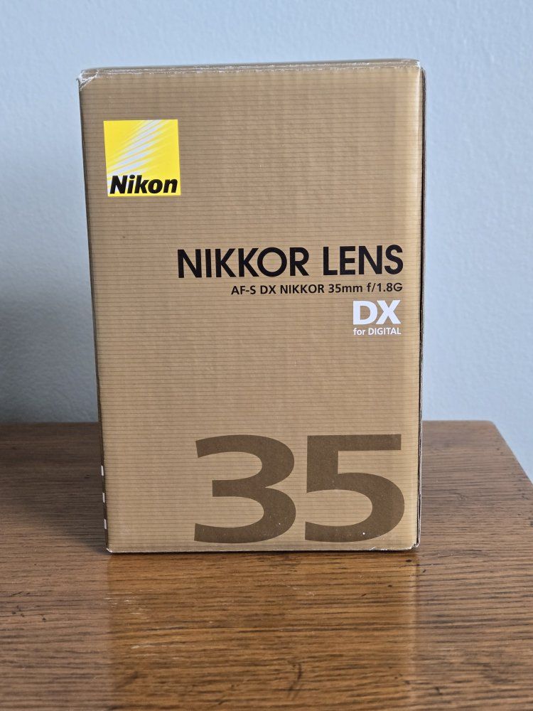 Nikon AF-S DX NIKKOR 35mm f/1.8G Prime Lens with HB-46 Hood for Digital DX-Format Cameras