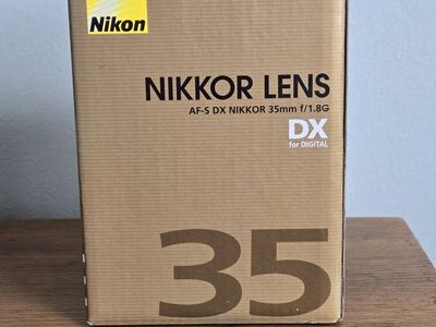 Nikon AF-S DX NIKKOR 35mm f/1.8G Prime Lens with HB-46 Hood for Digital DX-Format Cameras