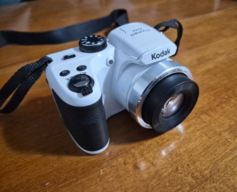 Kodak PIXPRO AZ252 16MP Digital Camera (White) with SD Card, Batteries and Case Bundle. Tested. Excellent Conditions!