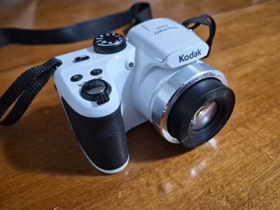 Kodak PIXPRO AZ252 16MP Digital Camera (White) with SD Card, Batteries and Case Bundle. Tested. Excellent Conditions!