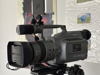Sony VX1000 Digital Handycam Camcorder. Complete package.