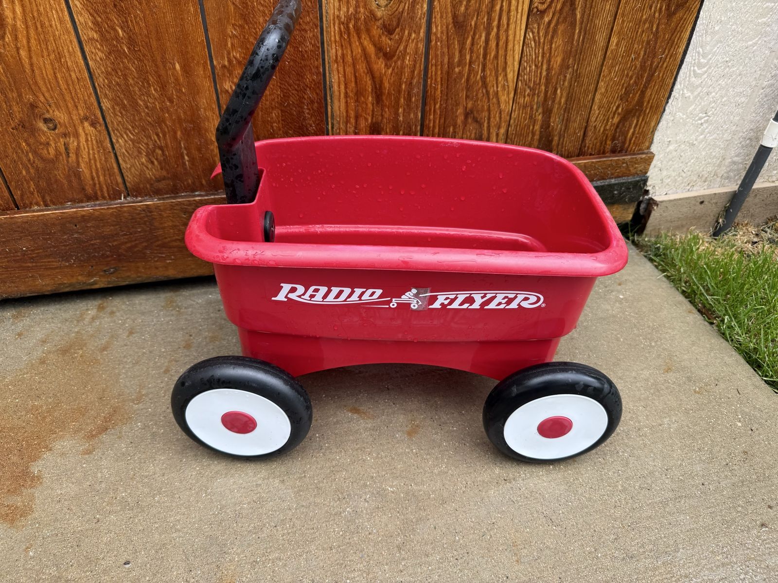 Toddler pull behind wagon can lock handle to make a walker radio Flyer brand