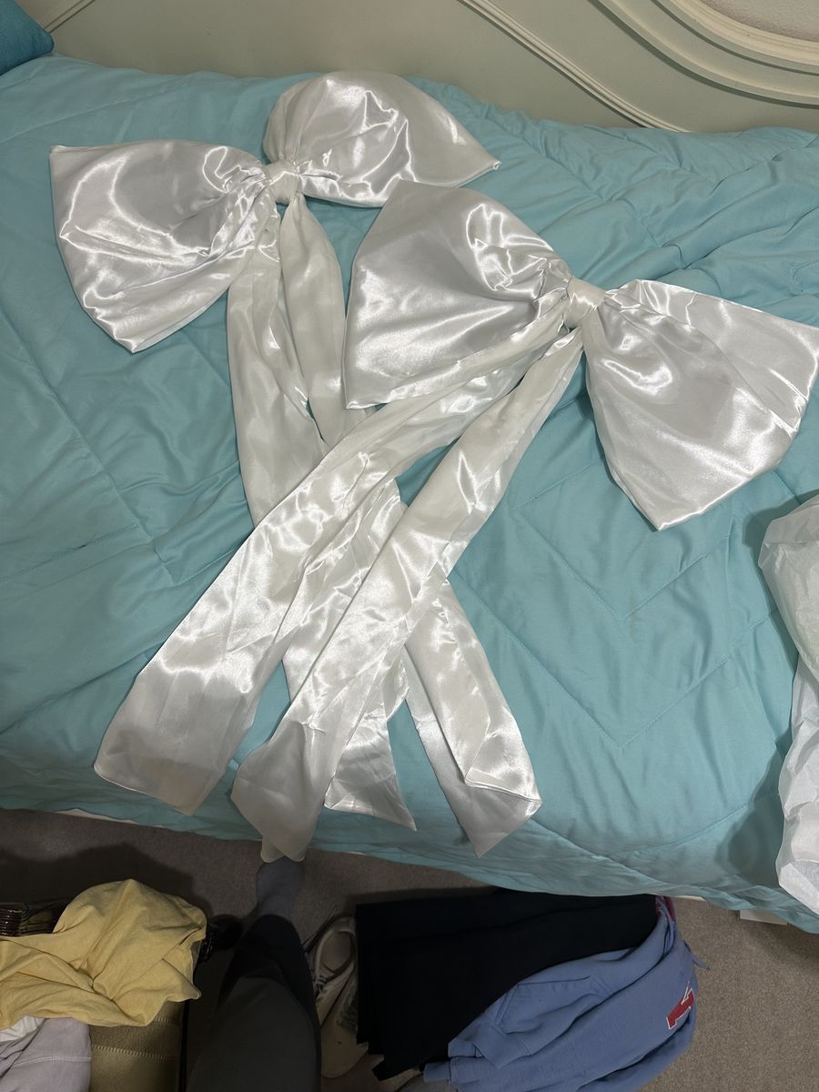 2 white bows