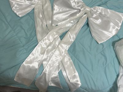 2 white bows