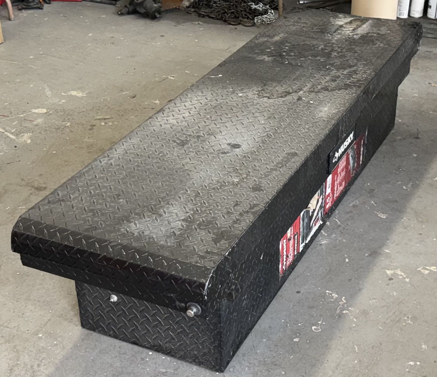 FULLSIZE DIAMOND PLATE SINGLE LID TOOLBOX. NO KEYS