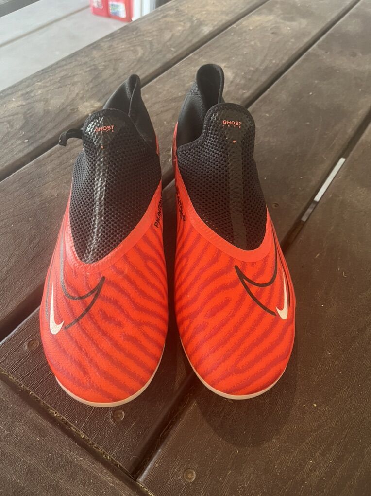 Almost New Nike Phantom  Soccer Cleats