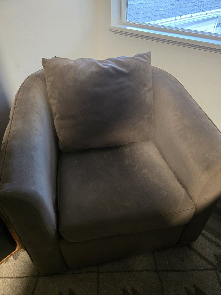 Cozy Tufted Armchair - Plush Beige Barrel Chair with Comfortable Cushion