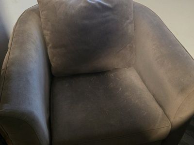 Cozy Tufted Armchair - Plush Beige Barrel Chair with Comfortable Cushion