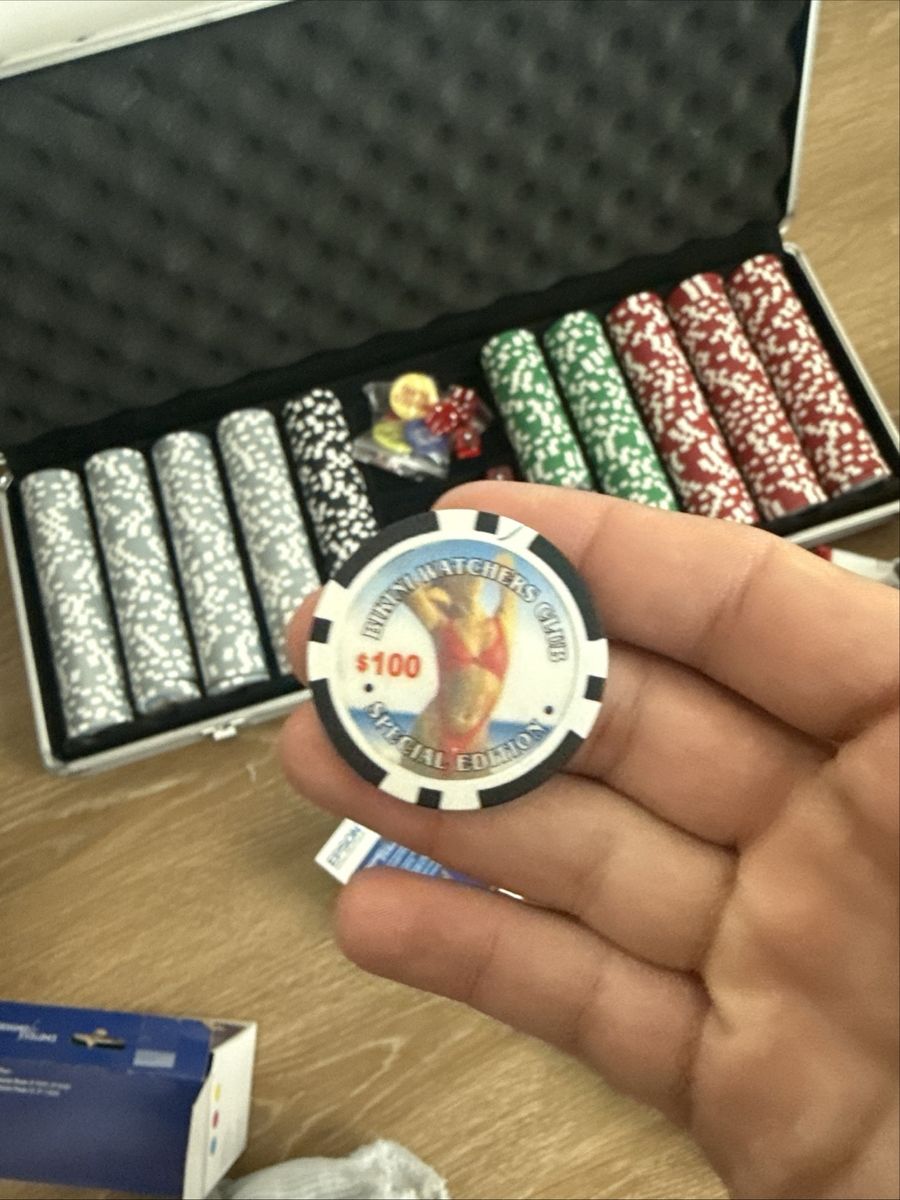 BIKINI WATCHERS SPECIAL EDITION FULL POKER SET + CASE (499 OF 500 CHIPS)