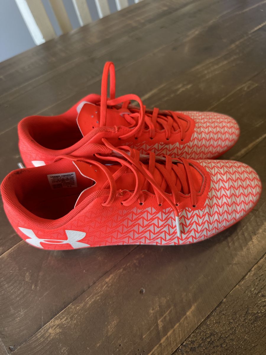 Under Armour Youth Molded Soccer / Field Cleats – Youth Size 4Y (Red/White Geometric)
